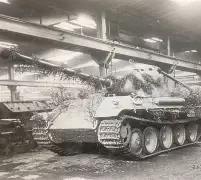 冲刺阶段法兰克福备战德国杯；防线松动细节曝光；气氛紧张；纪律约束更严格